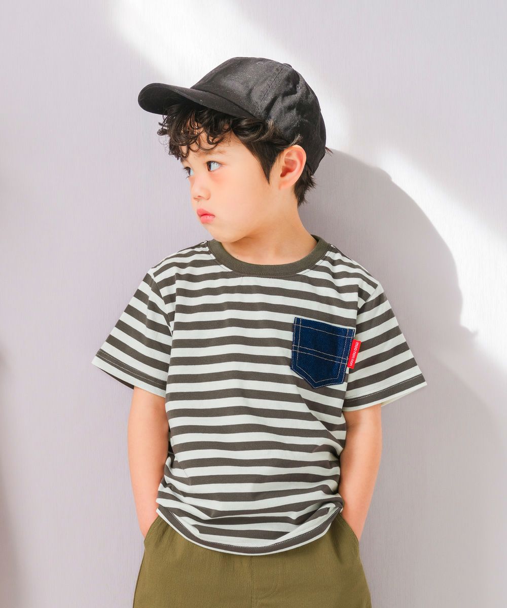 ポケット付 ロゴ ボーダー Tシャツ  model image whole body