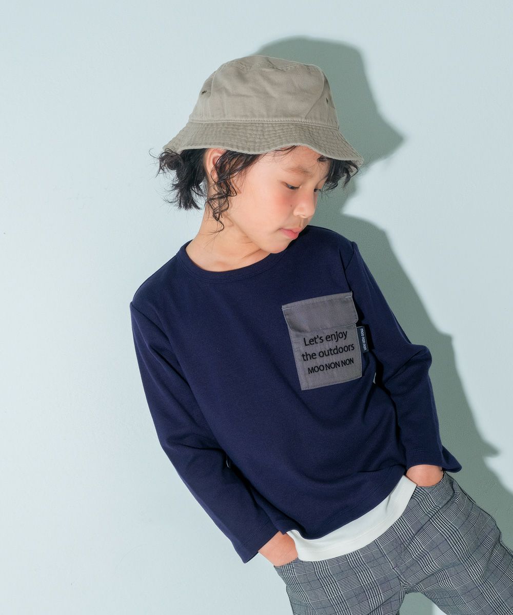 レイヤード風 ブランドロゴ ポケット長袖Tシャツ ロングTシャツ Navy model image whole body