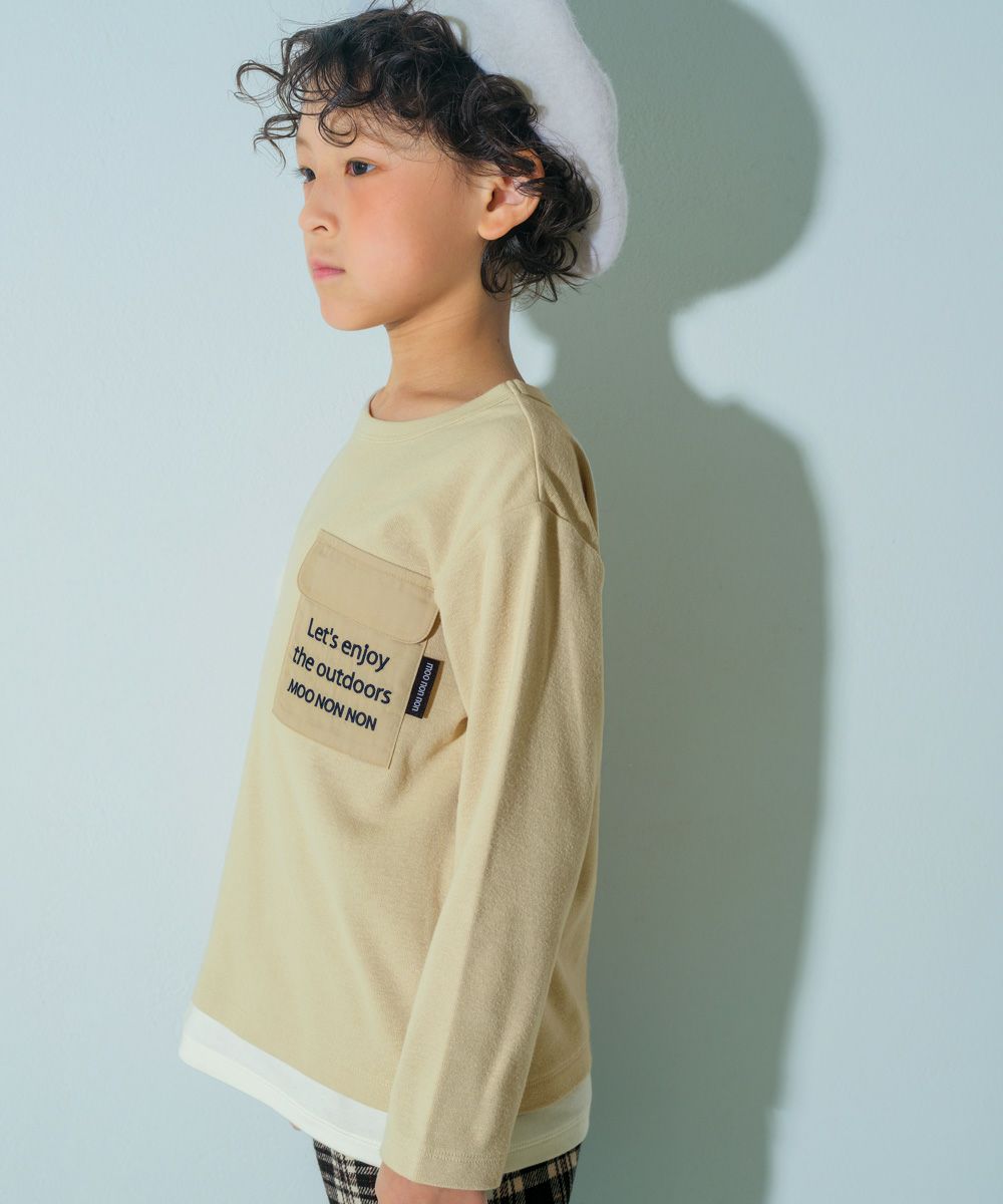 レイヤード風 ブランドロゴ ポケット長袖Tシャツ ロングTシャツ Beige model image whole body