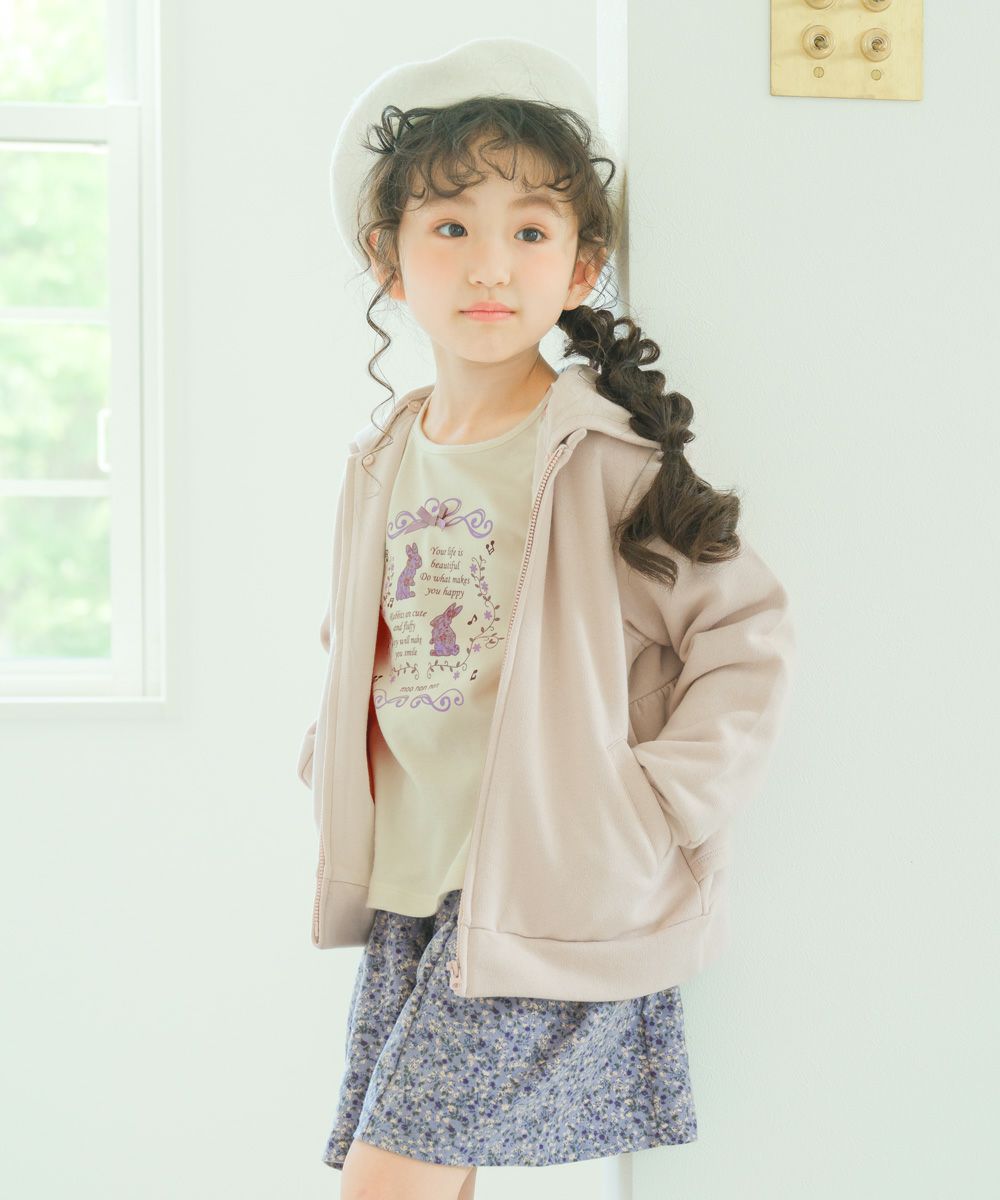 花柄 うさぎ プリント Tシャツ Off White model image whole body