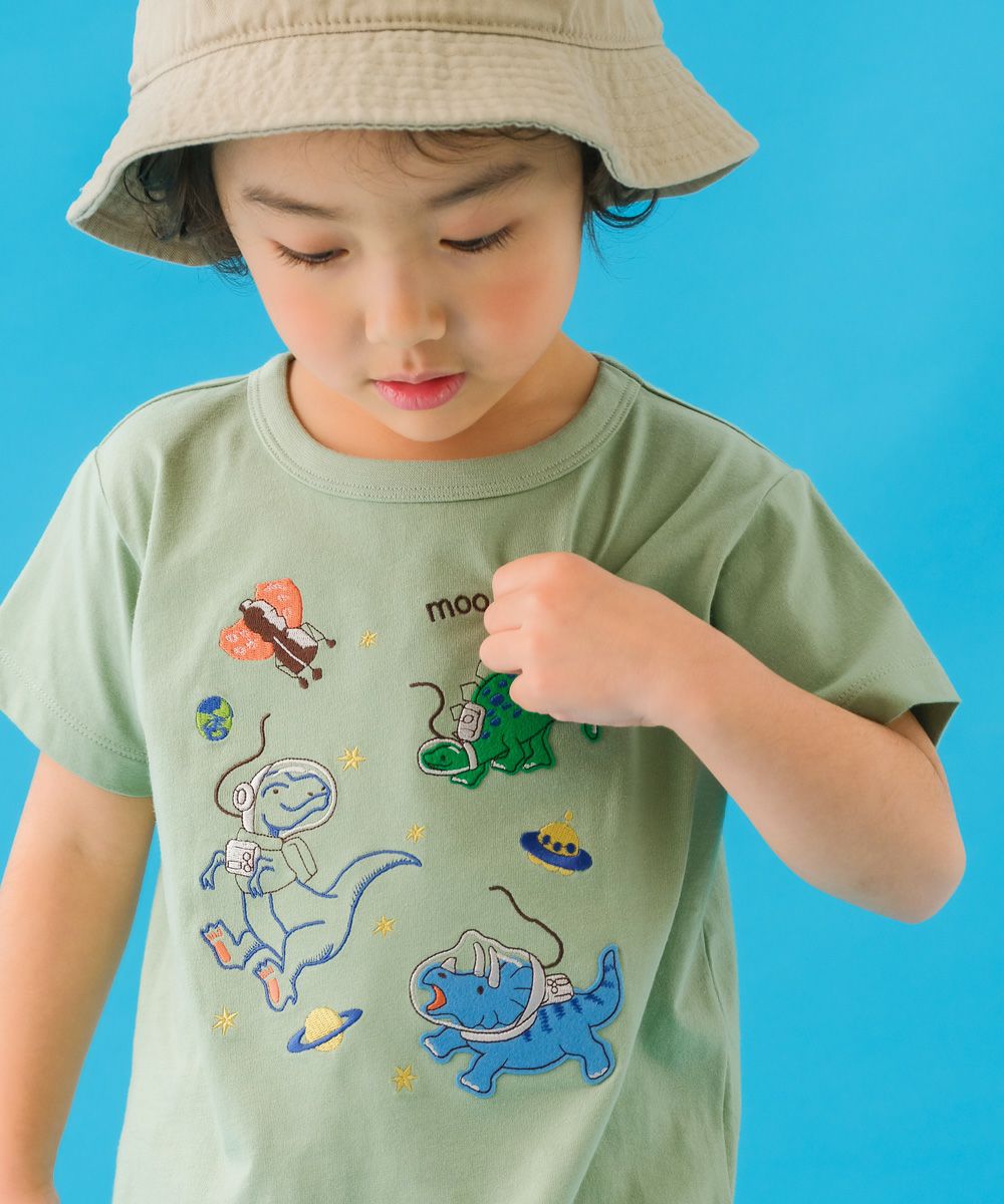 宇宙 ＆ 恐竜 綿100％ Tシャツ Green model image whole body