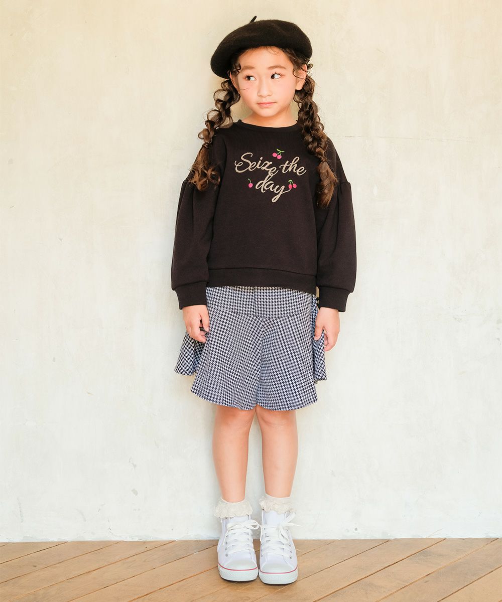 チェリー刺繍 ドロップ袖 裏毛トレーナー Black model image whole body