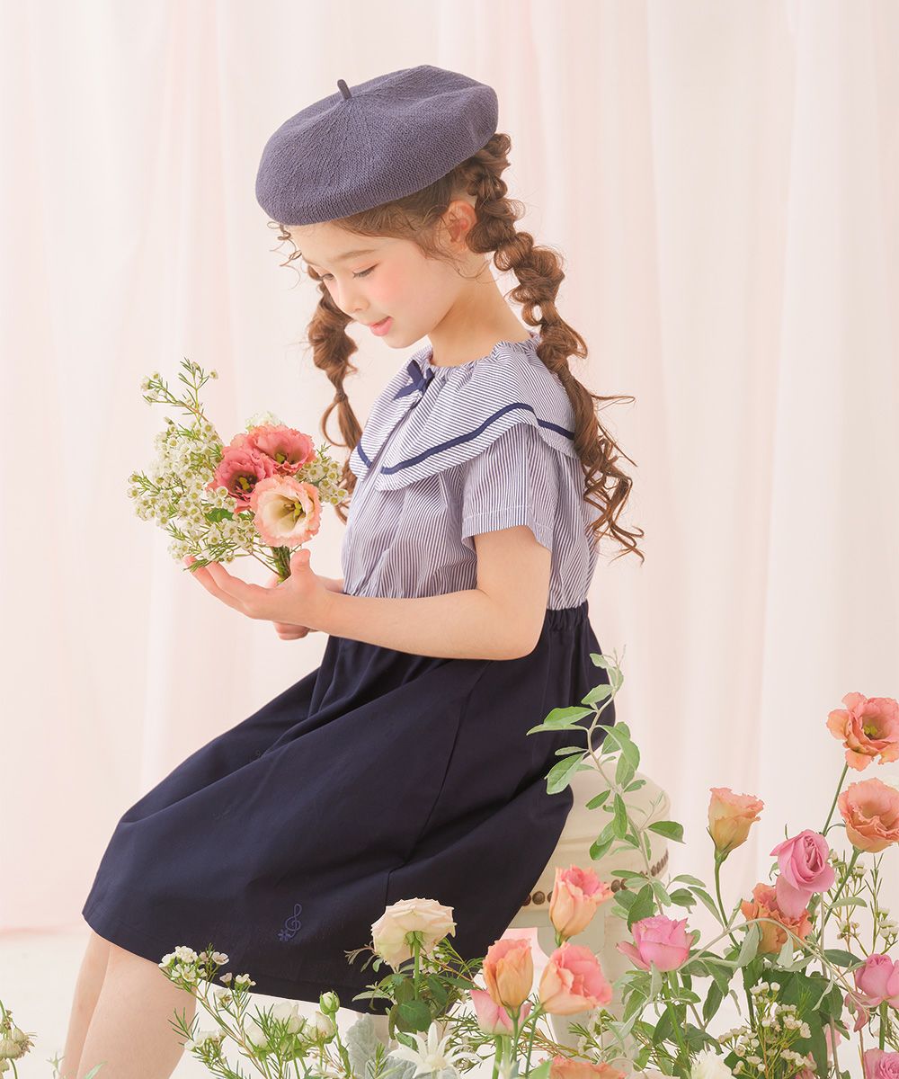 ストライプ柄 リボン襟付き 音符刺繍ワンピース Navy model image whole body