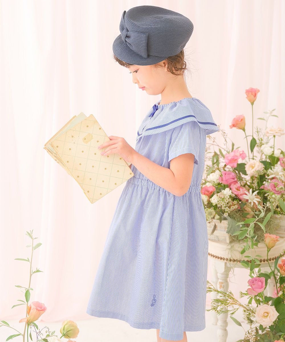 ストライプ柄 リボン襟付き 音符刺繍ワンピース Blue model image whole body