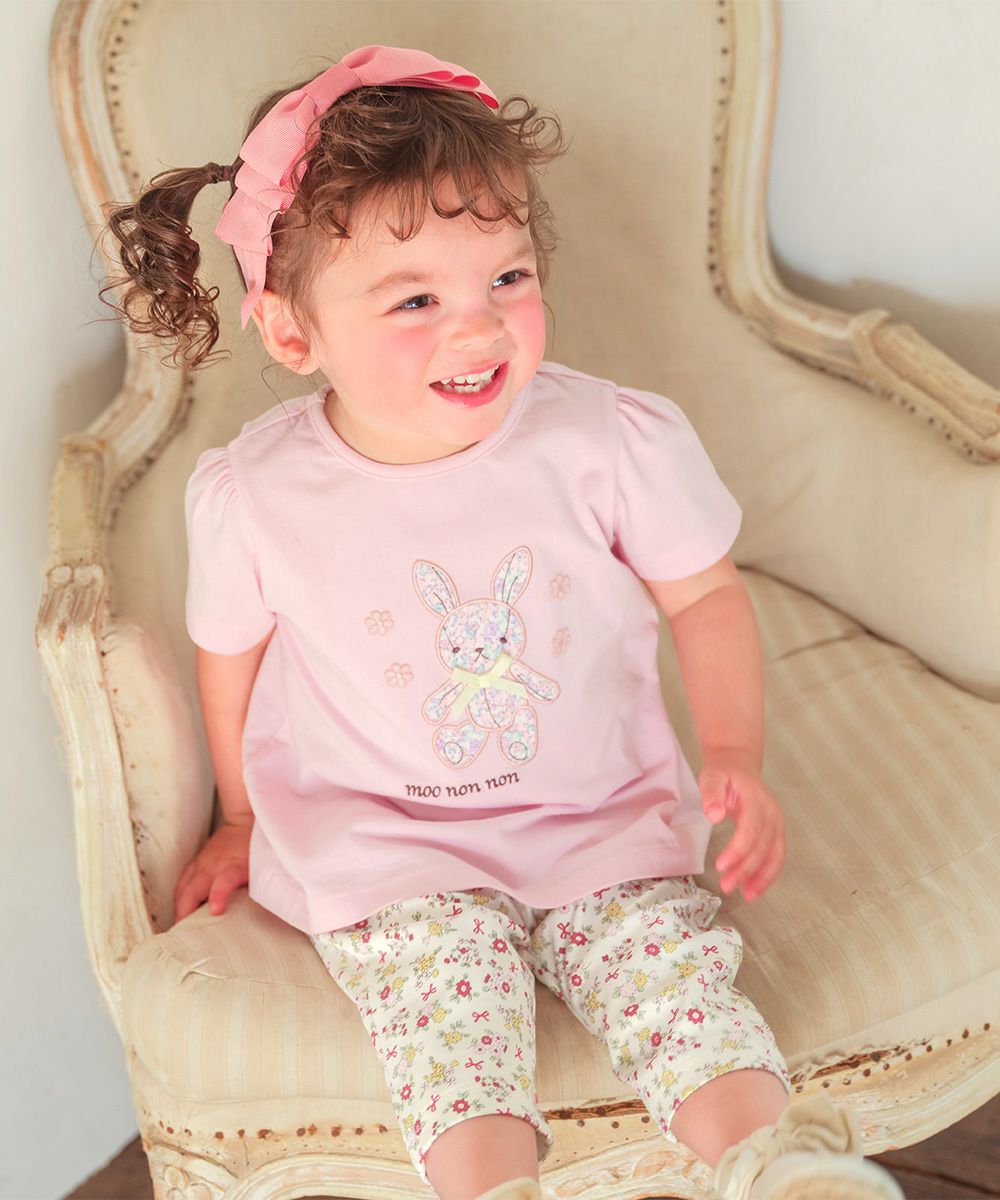 綿100％ 花柄うさぎアップリケ バックリボンつきTシャツ Pink model image whole body