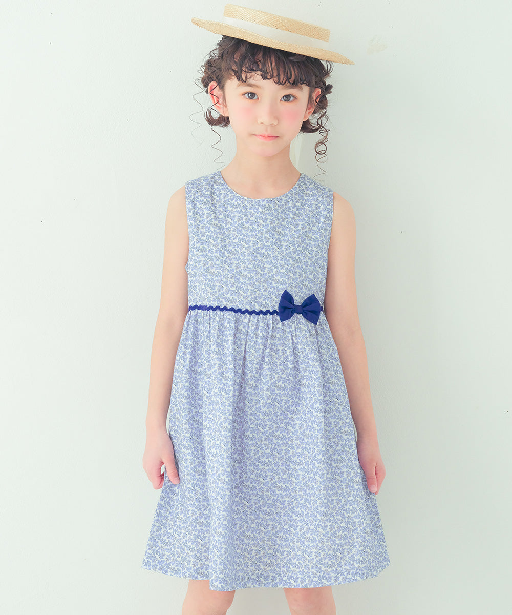 綿100％ 小花柄 リボン ギャザーワンピース Blue model image up