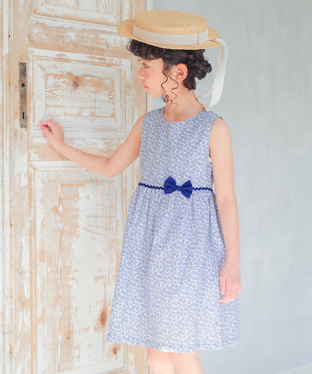 綿100％ 小花柄 リボン ギャザーワンピース Blue model image whole body
