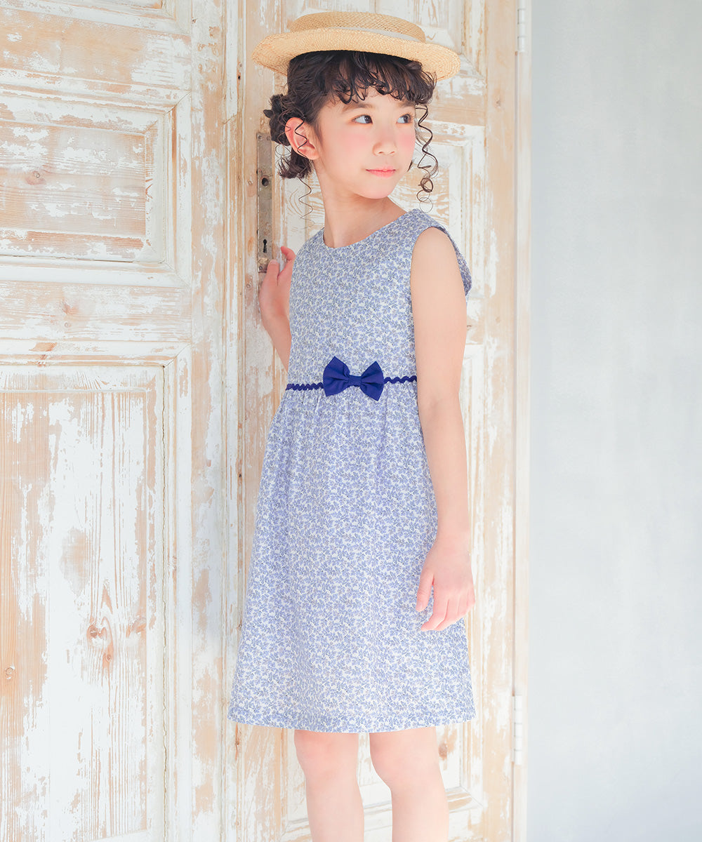 綿100％ 小花柄 リボン ギャザーワンピース Blue model image 1