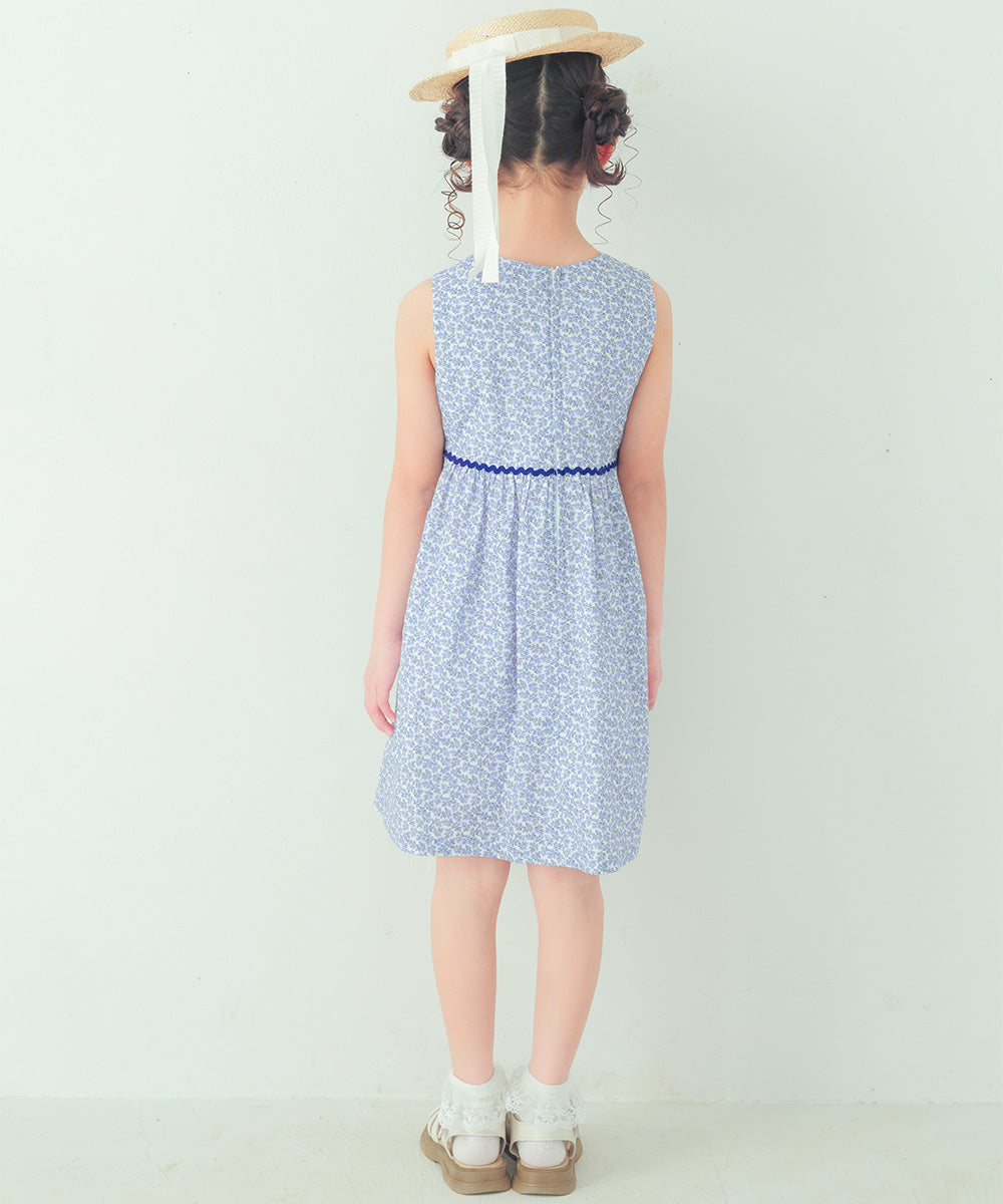 綿100％ 小花柄 リボン ギャザーワンピース Blue model image 2