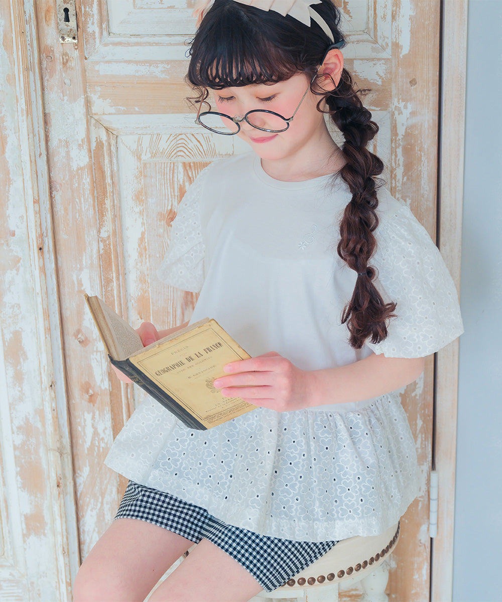 音符刺繍 花柄レース切り替えTシャツ Off White model image whole body