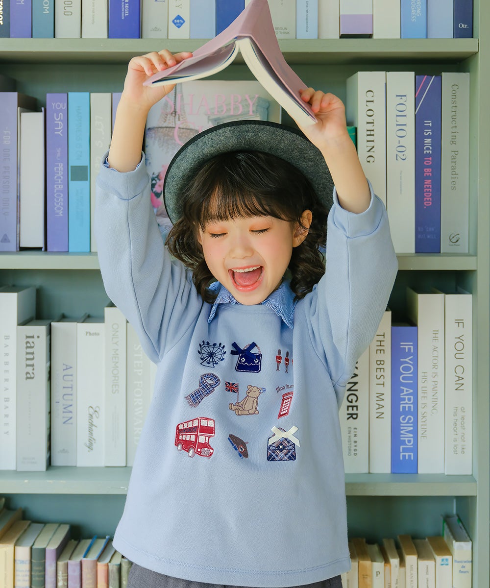 ロンドンモチーフ 刺繍 リボン 裏毛トレーナー Blue model image whole body