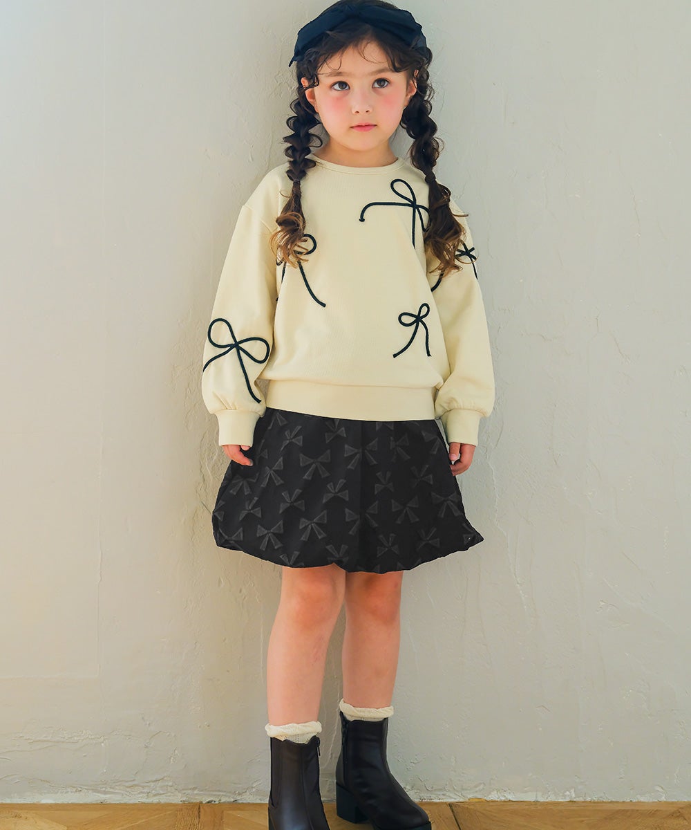 リボンモチーフつき 裏毛トレーナー Ivory model image whole body