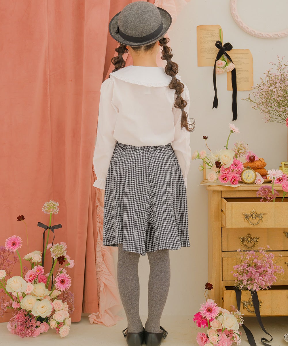 フリル 襟つき ブラウス Off White model image whole body