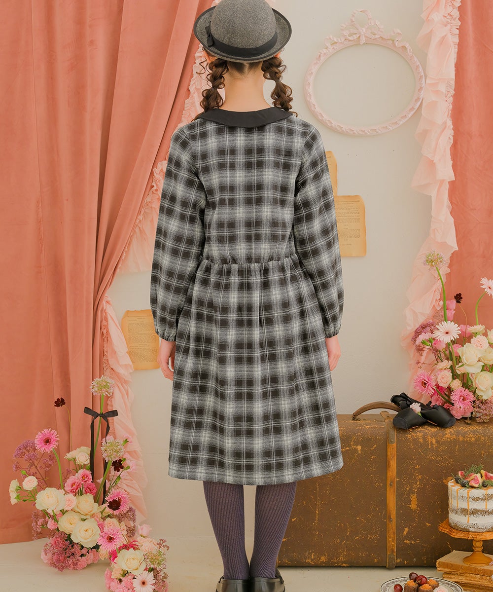 チェック柄 襟付き ボタン開き ギャザーワンピース Black model image whole body