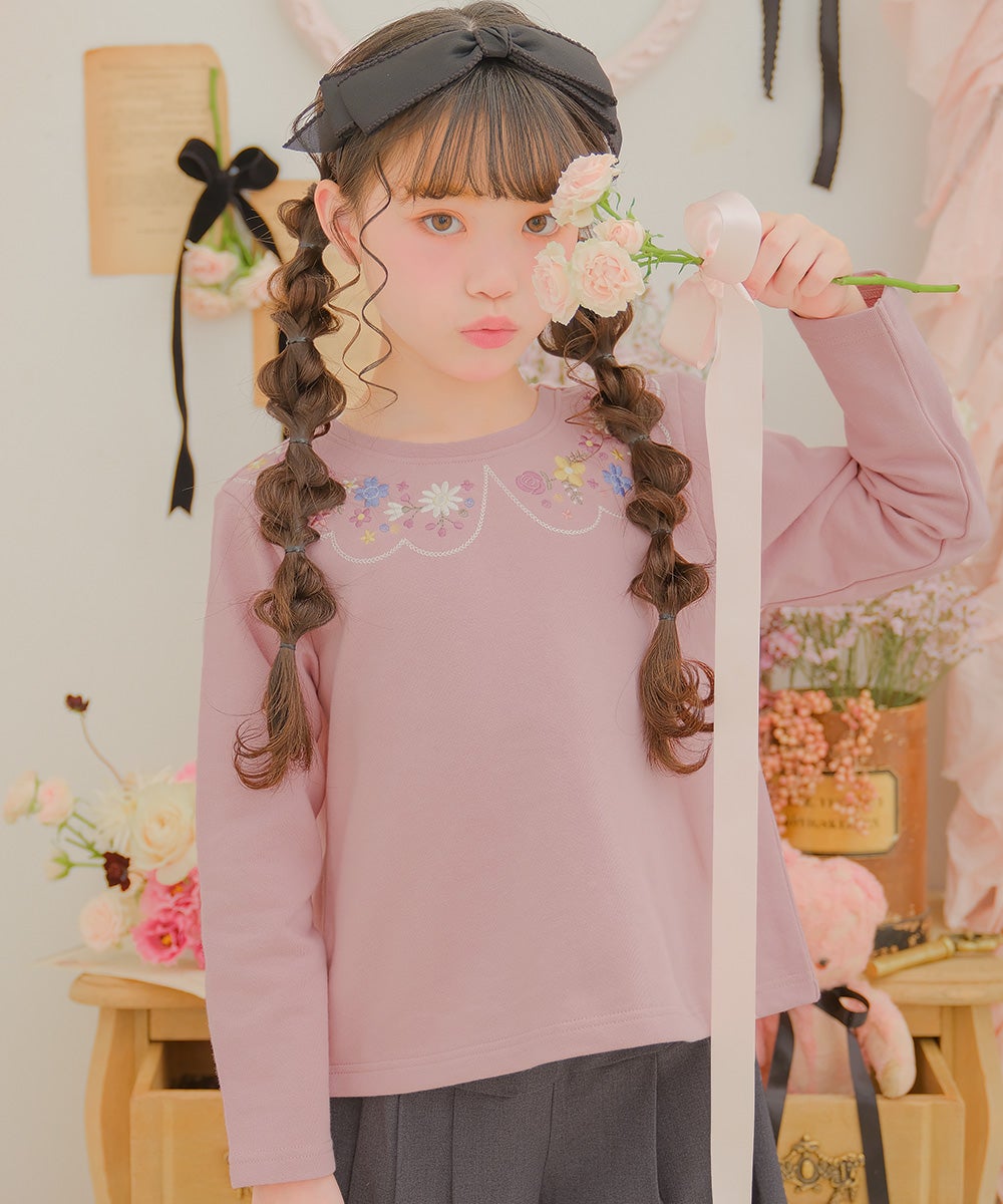 お花 花柄 刺繍 バックリボンつき 裏毛トレーナー Pink model image whole body
