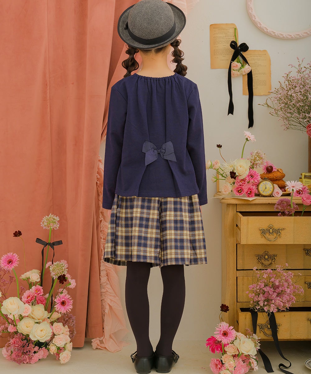お花 花柄 刺繍 バックリボンつき 裏毛トレーナー Navy model image whole body