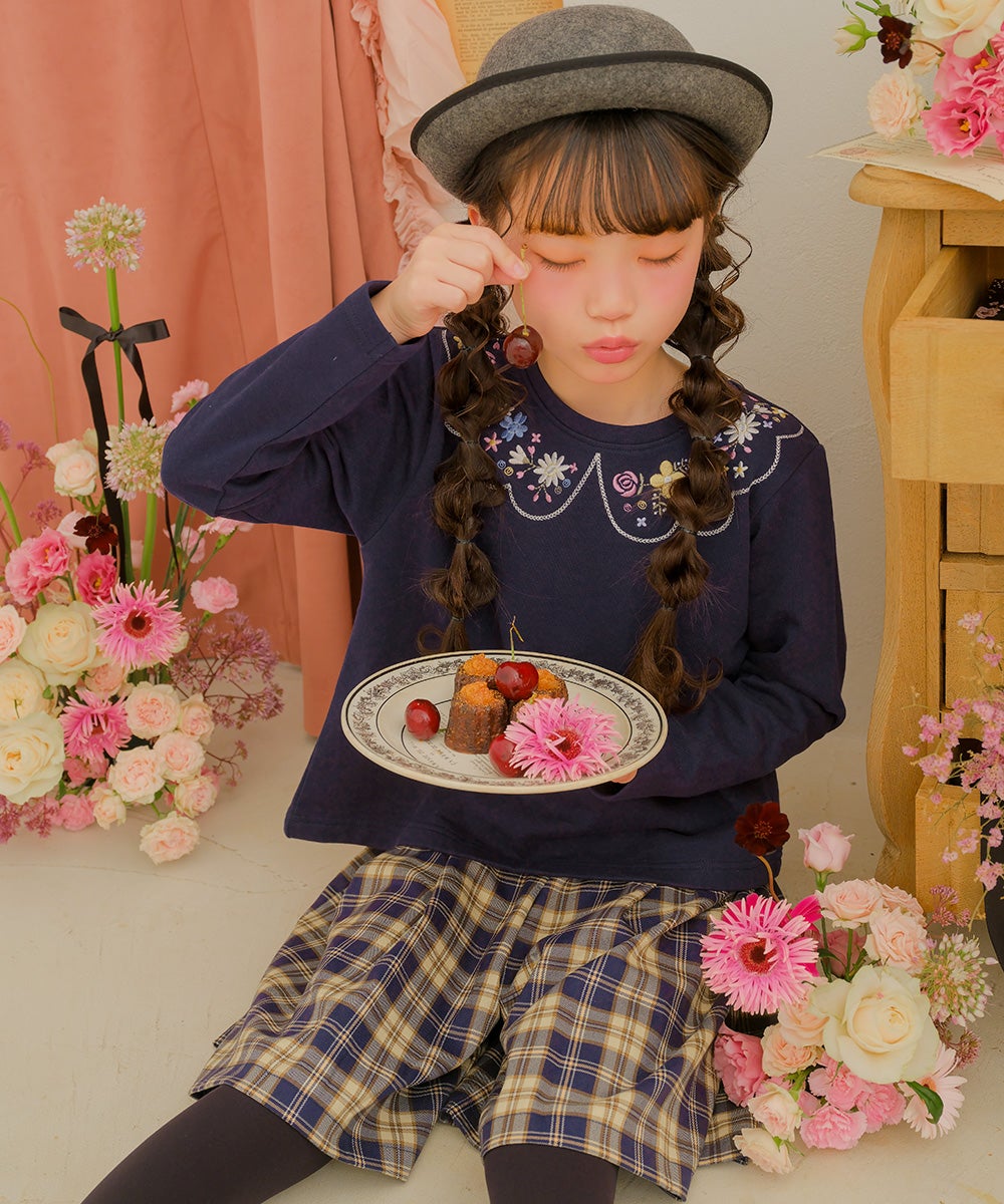 お花 花柄 刺繍 バックリボンつき 裏毛トレーナー Navy model image 4