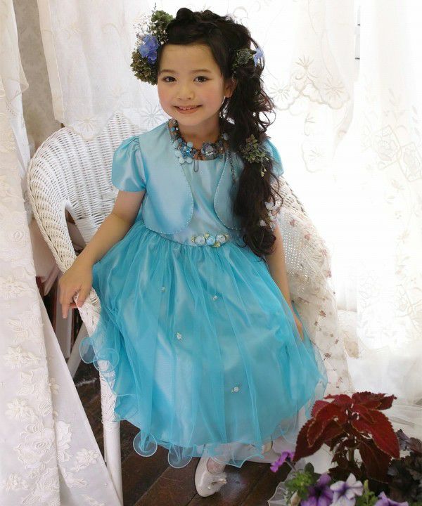 A layered style tulle switching dress with flowers Blue model image whole body