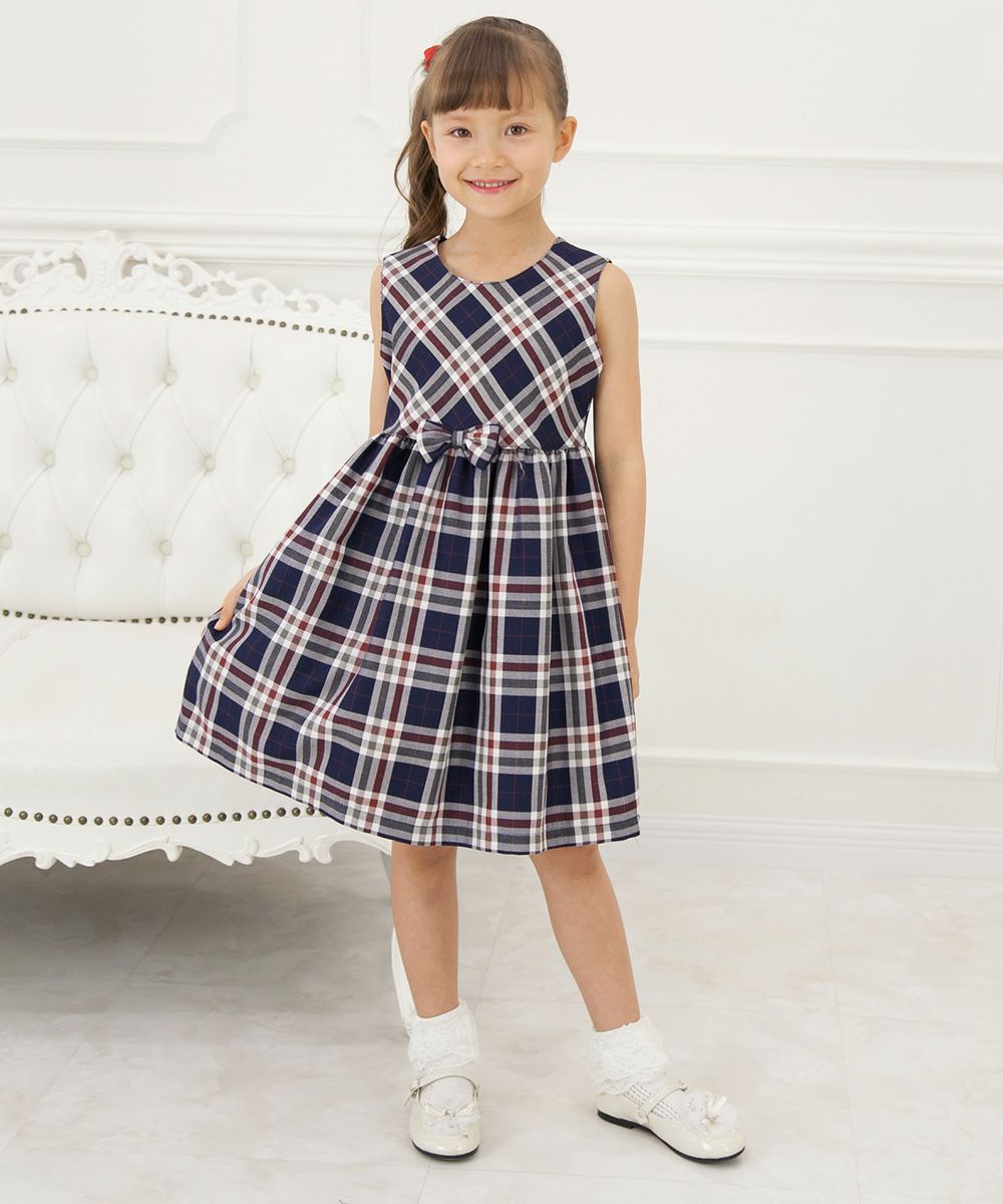 A dress with a Japanese check pattern ribbon Navy model image whole body