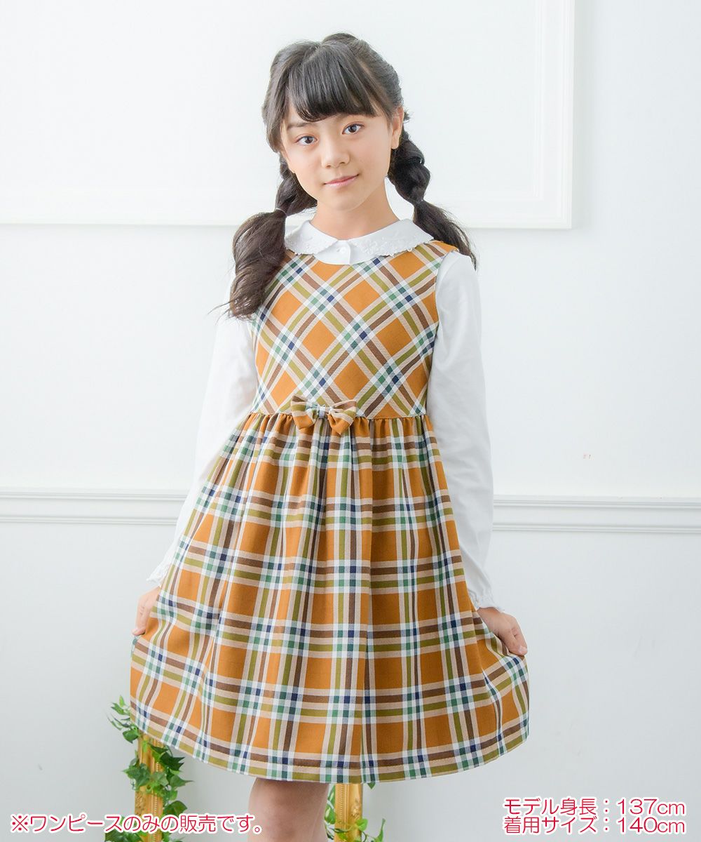 A dress with a Japanese check pattern ribbon Camel model image whole body