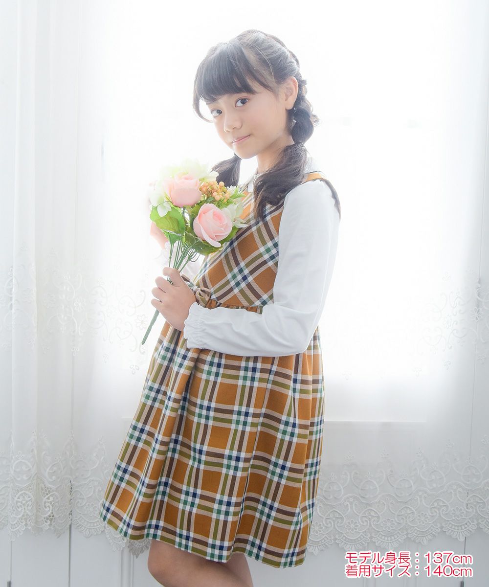 A dress with a Japanese check pattern ribbon Camel model image 4