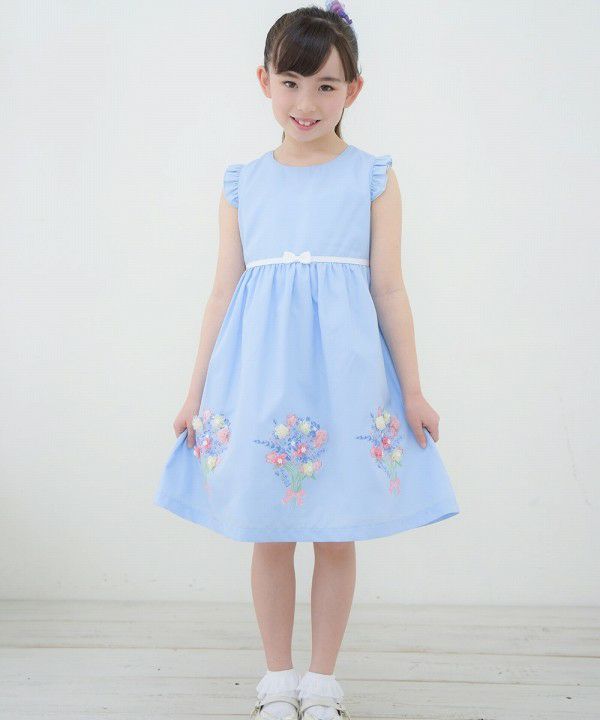 Children's clothing girl 100 % cotton flower motif & print ribbon dress blue (61) model image whole body