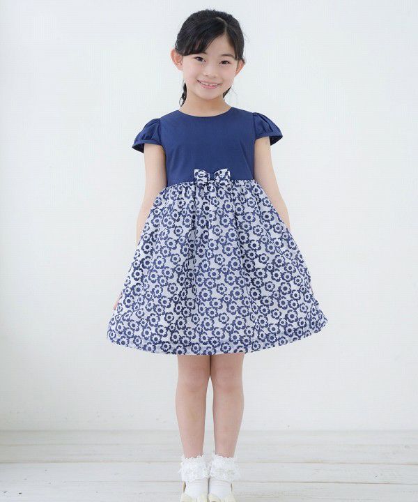 Children's clothing Girls Opal processing Flower pattern Switching One -piece navy with ribbon (06) model image whole body