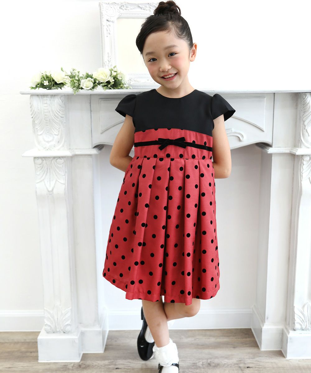 Made in Japan Dot pattern Cutting Pleated dress with ribbon Red model image whole body