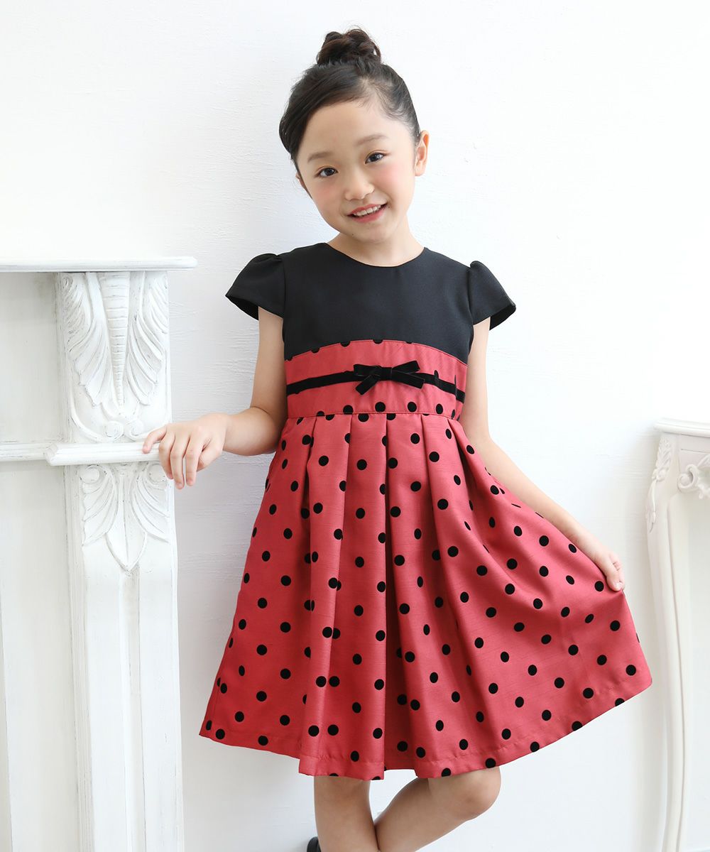 Made in Japan Dot pattern Cutting Pleated dress with ribbon Red model image 1
