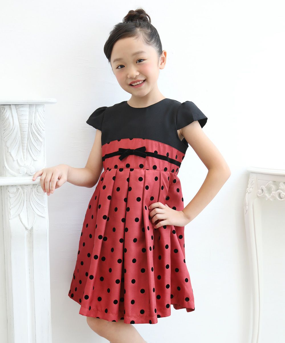 Made in Japan Dot pattern Cutting Pleated dress with ribbon Red model image 2