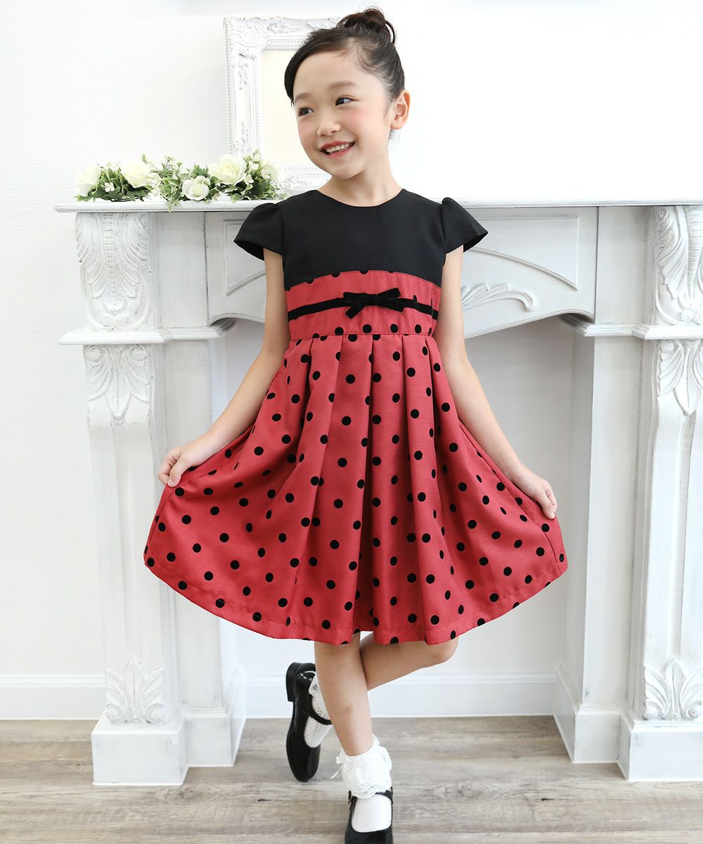 Made in Japan Dot pattern Cutting Pleated dress with ribbon Red model image 3