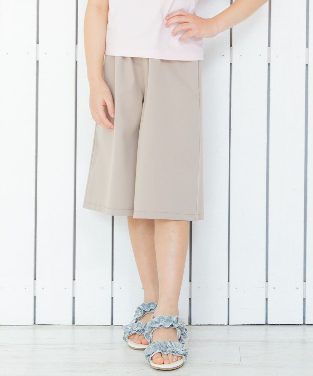 Children's clothing girl decoration button three-quarter length gaucho pants beige (51) model image up