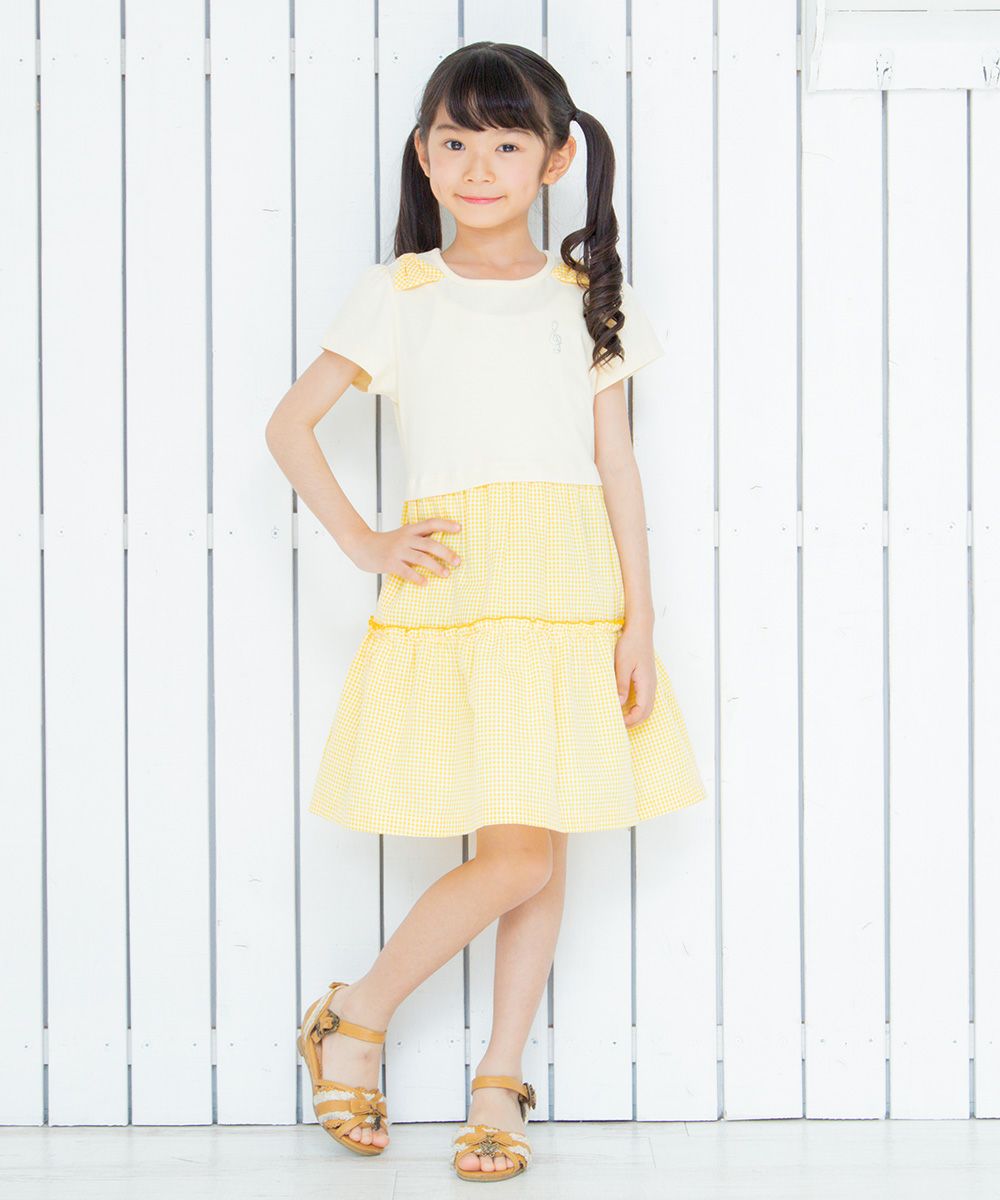 Children's clothing girl ribbon Music motif gingham check docking dress yellow (04) model image whole body