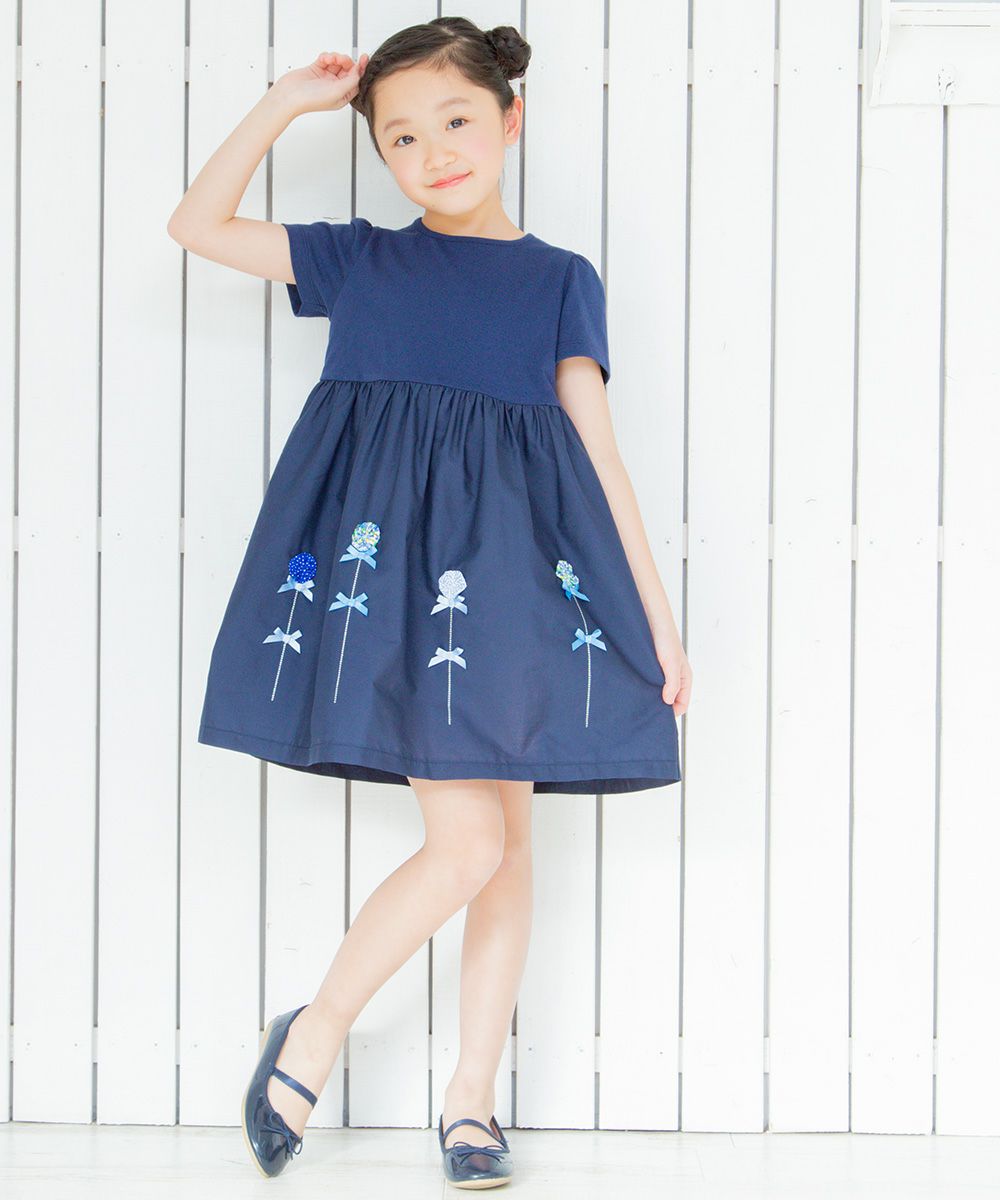 花モチーフ＆リボンつきワンピース Navy model image whole body