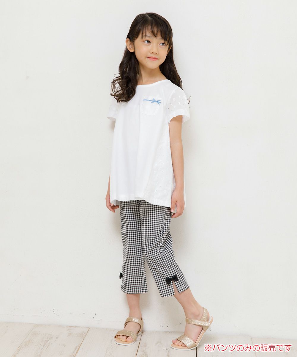 Children's clothing girl Gingham plaid stretch twill with ribbon three-quarter length pants white x black (10) model image whole body