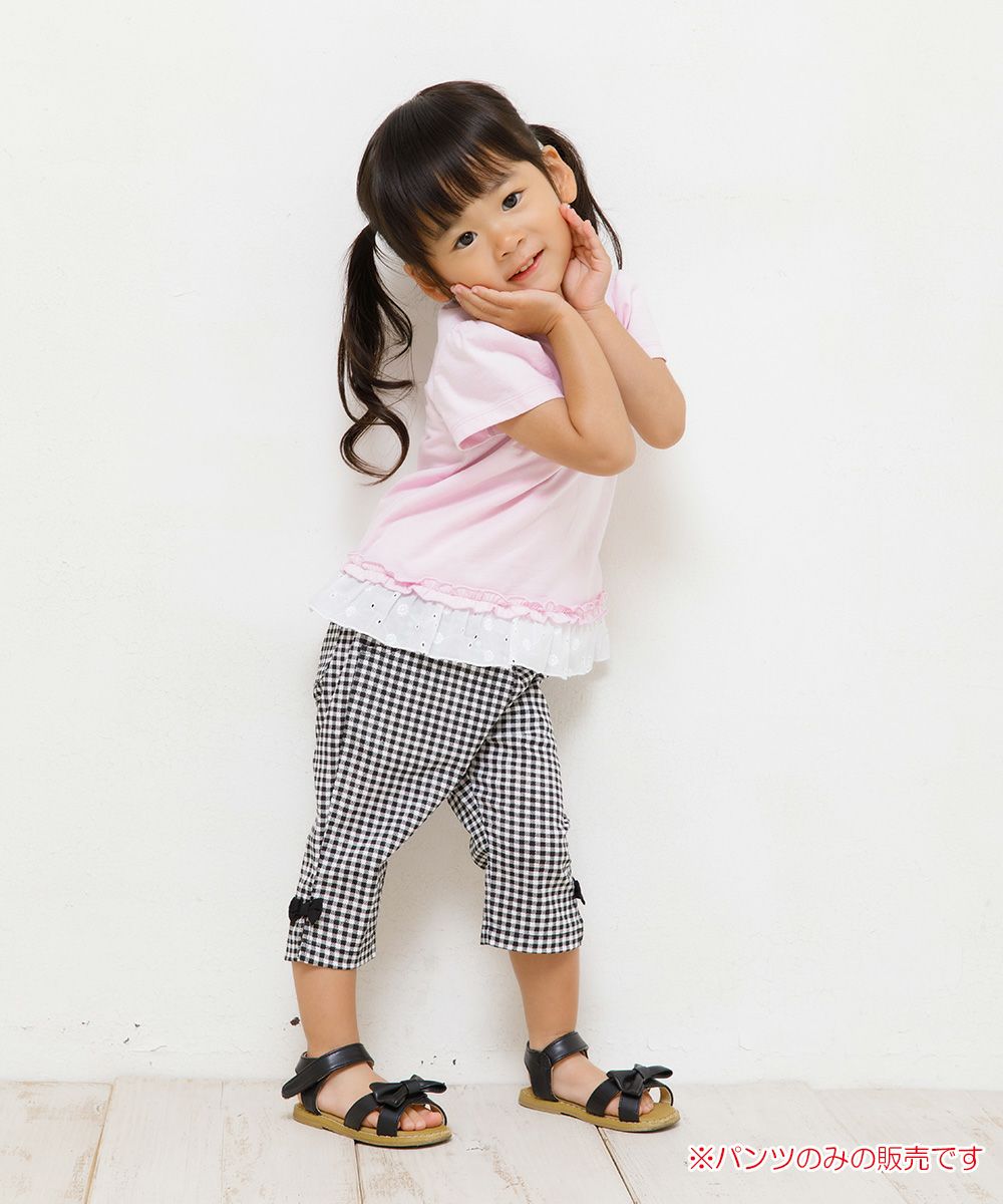 Children's clothing girl baby size gingham check pattern stretch twill with ribbon three-quarter length pants white x black (10) model image