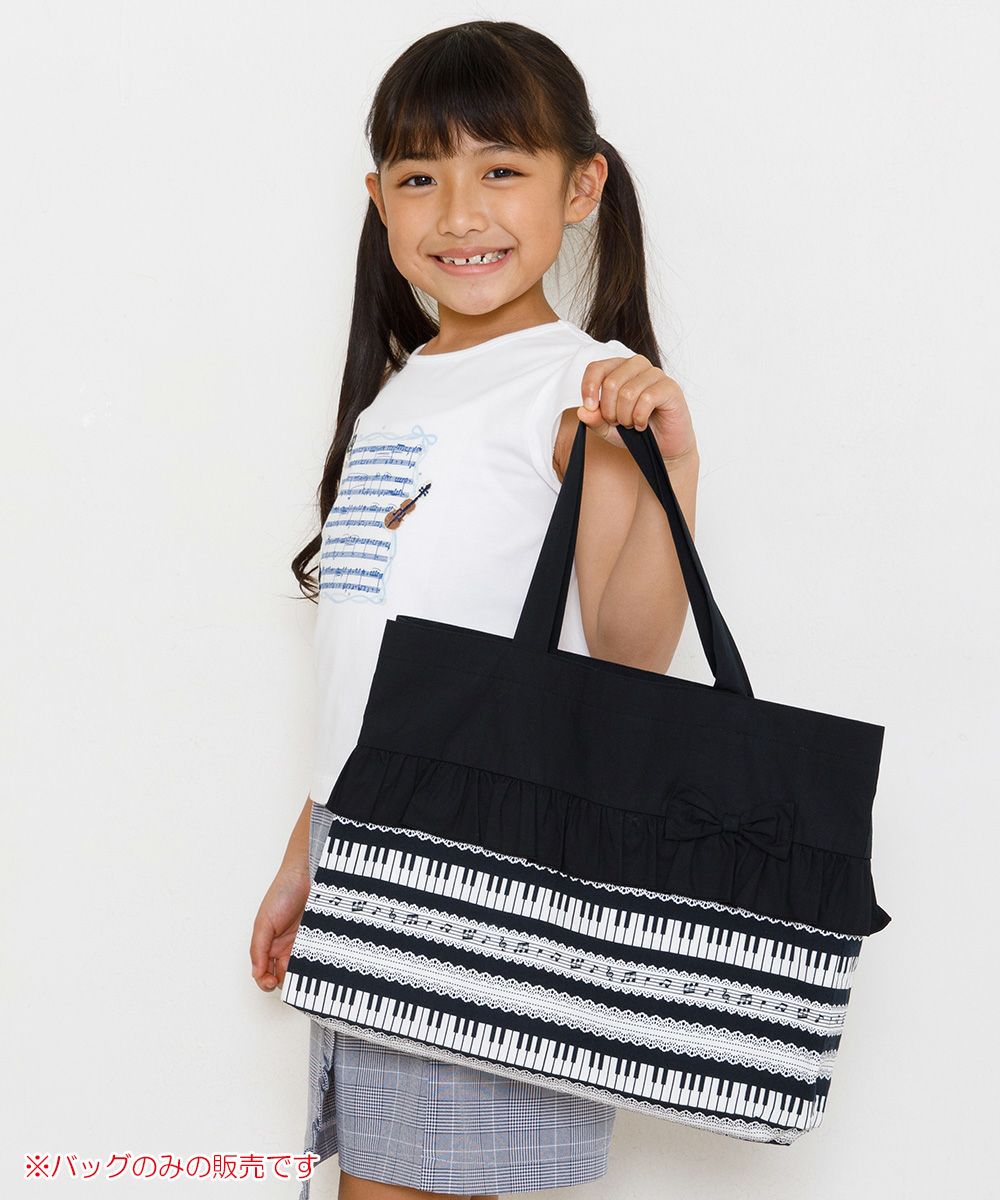 Children's clothing girl ribbon & fluff with music piano print tote bag black (00) model image