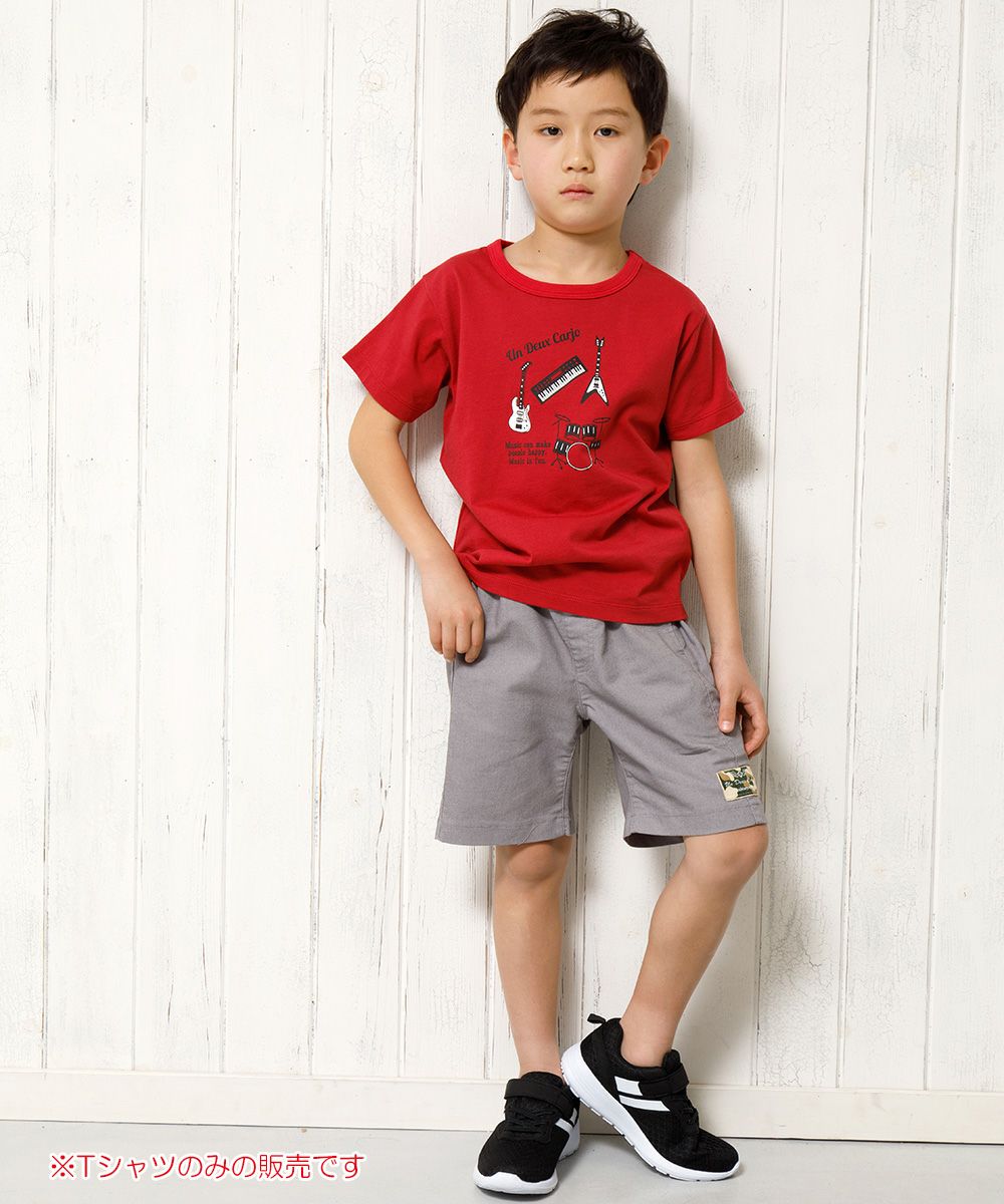 100 % cotton musical instrument series guitar & drum motif print T -shirt Red model image whole body