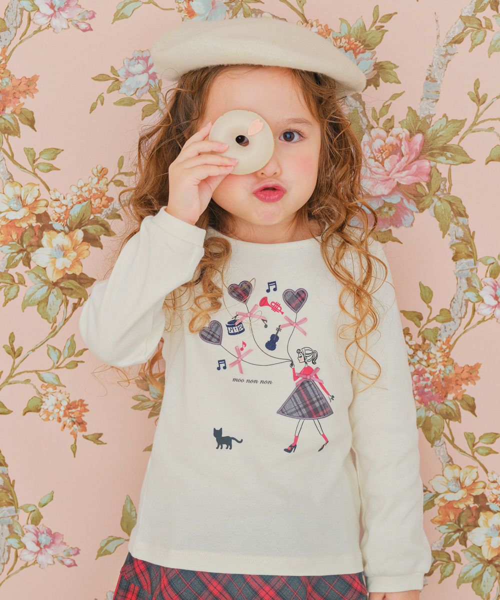 100 % cotton girl motif & check pattern heart & note T -shirt Ivory model image whole body