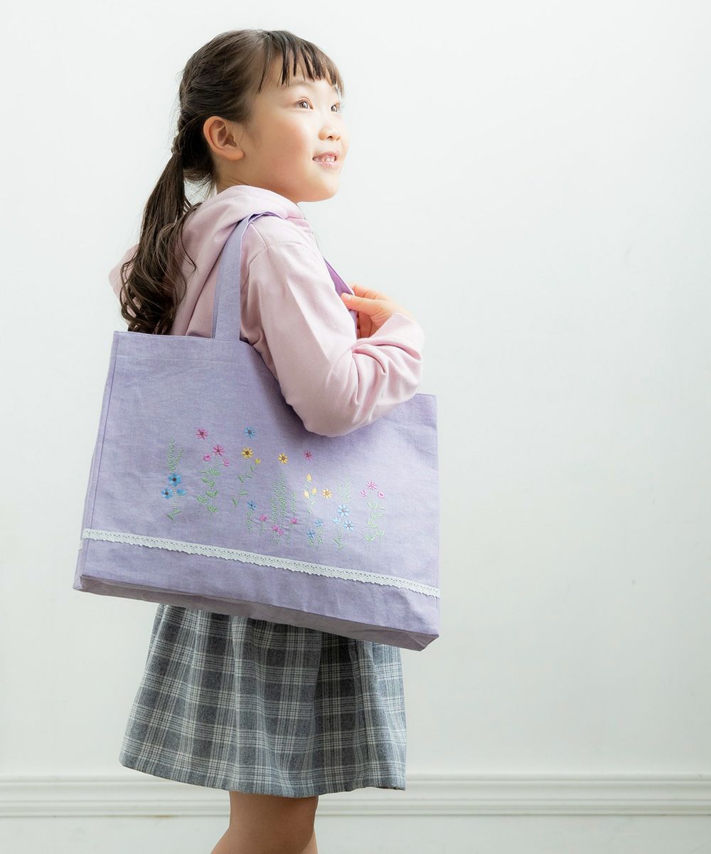Flower embroidery training tote bag Purple model image whole body