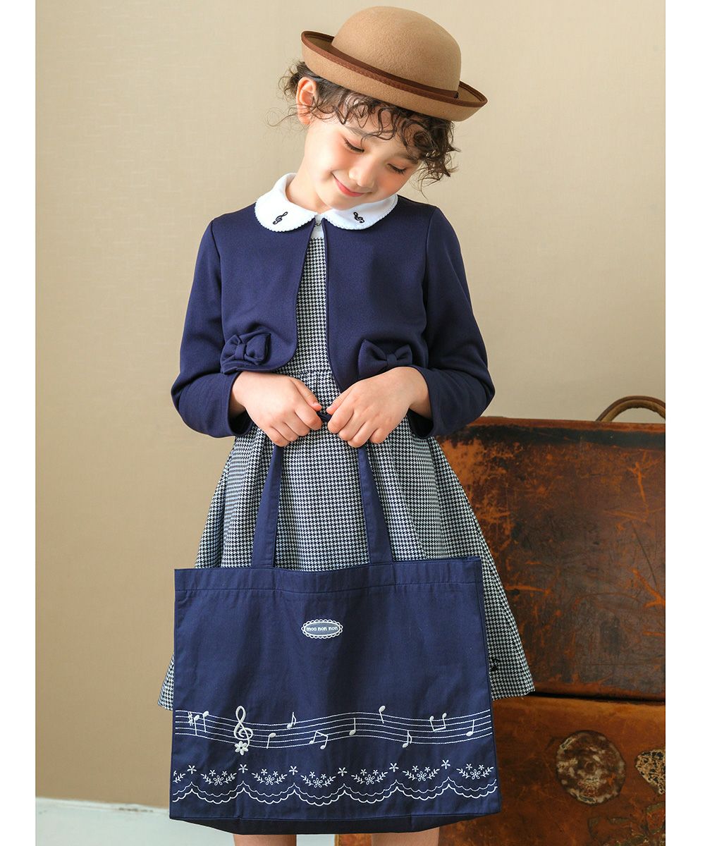Music print tote bag Navy model image whole body