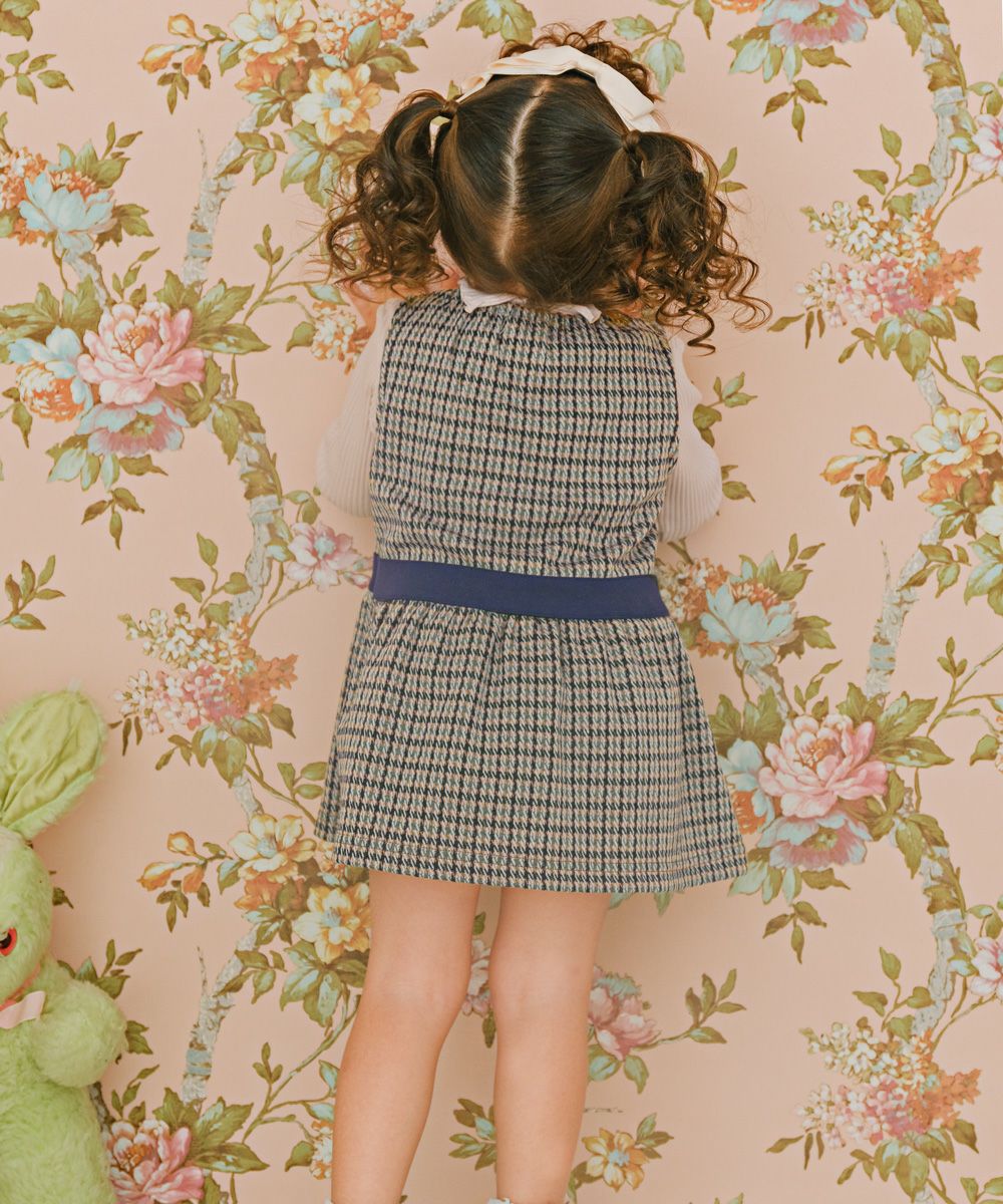 Staggered check pattern dress with ribbon Navy model image whole body