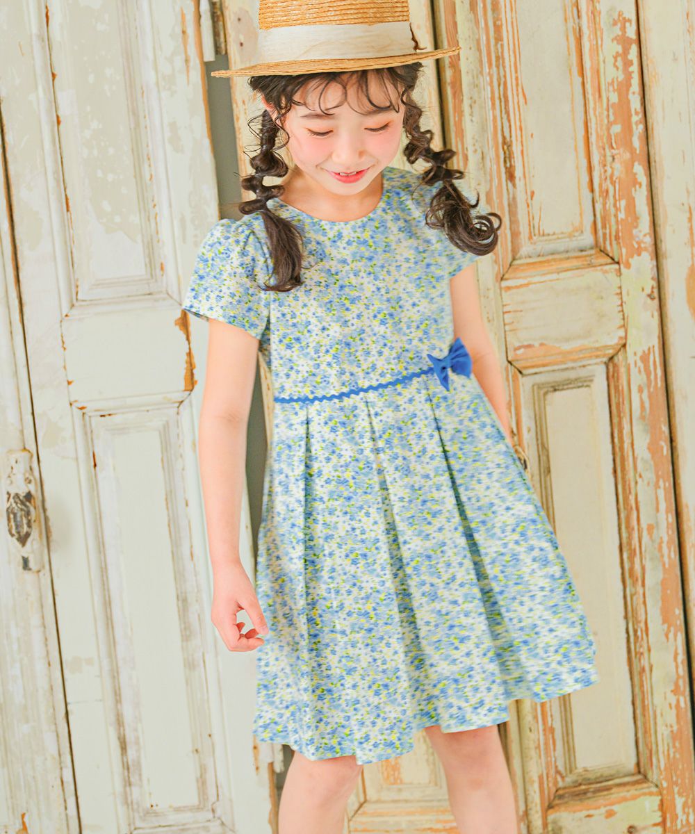 Japanese cotton 100 % small floral pleated dress Blue model image whole body